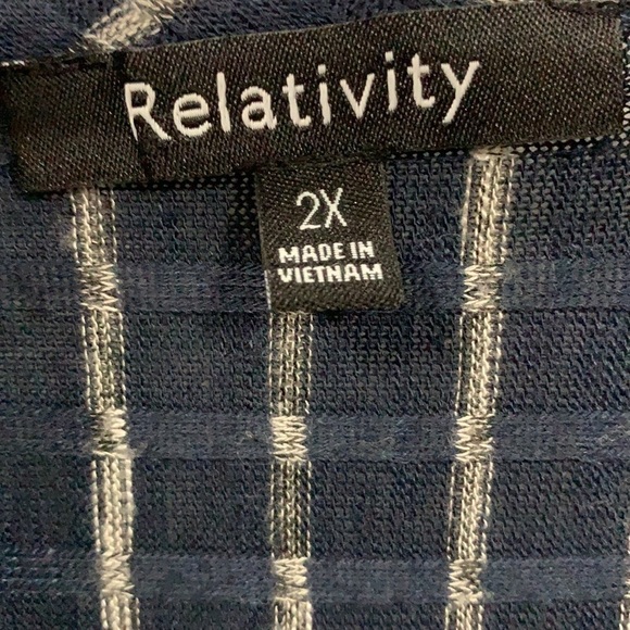 Women’s geometric Relativity long top 2X - Picture 2 of 5